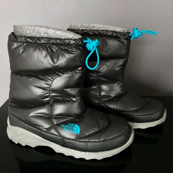 The iconic North Face Bootie is keep your feet warm during cold winter. - Picture 5 of 15